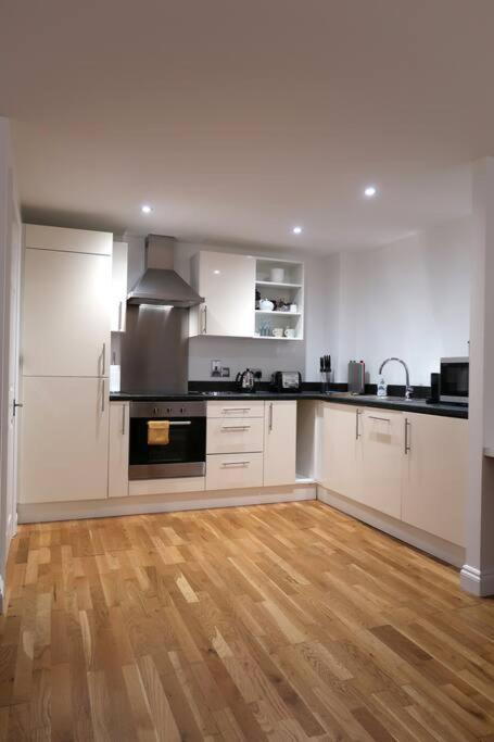 ***Spotless, Bright 1 Double Bed Apartment*** Bath Exterior photo
